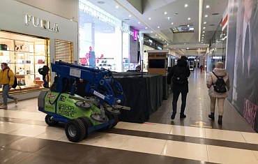 Монтаж витрины в ТЦ Галерея