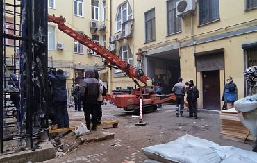 Работа мини-крана во дворе-колодце