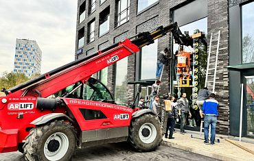Телескопический погрузчик Арлифт на монтаже стеклопакетов