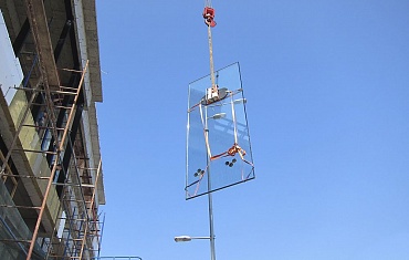 Подъем крупногабаритных стекол